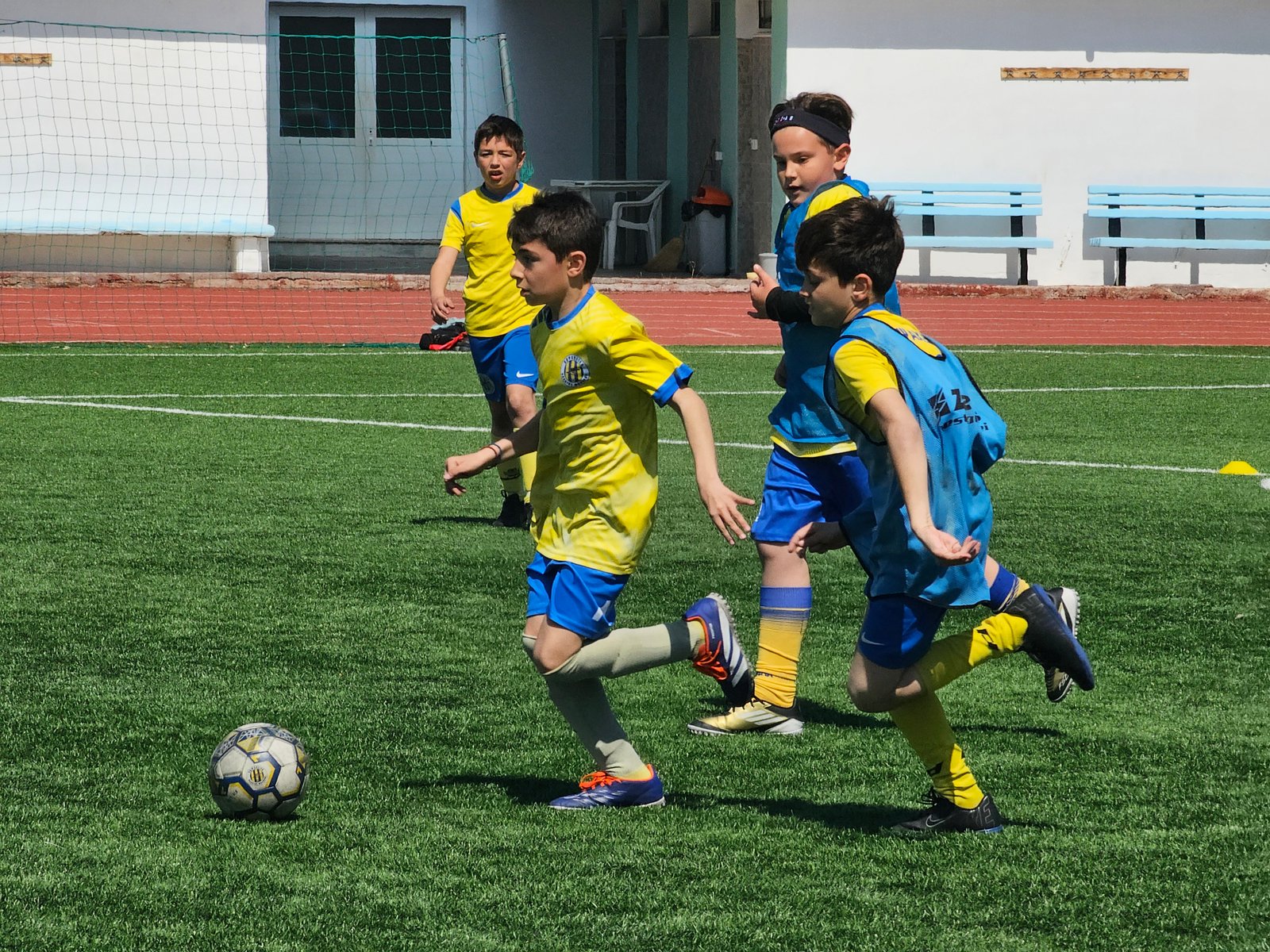 zoom in on kids running